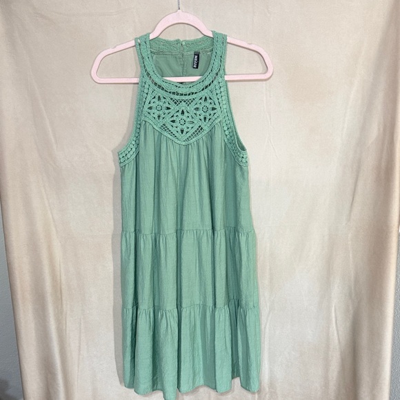 Green Sleeveless Crochet Dress - Picture 6 of 11